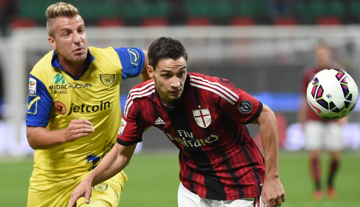 2. Mattia De Sciglio (AC Milan) - Bek sayap ini merupakan pemain andalan Massimiliano Allegri waktu menukangi AC Milan. Kedatangan Ricardo Rodriguez dan Andrea Conti ke AC Milan merupakan alasan De Sciglio ingin hengkang. (EPA/Daniel Dal Zennaro)