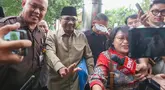 Mantan Menteri Agama Yaqut Cholil Qoumas (kedua kiri) sesaat akan memasuki gedung Merah Putih Komisi Pemberantasan Korupsi (KPK), Jakarta, Kamis (7/8/2025). (merdeka.com/Arie Basuki)