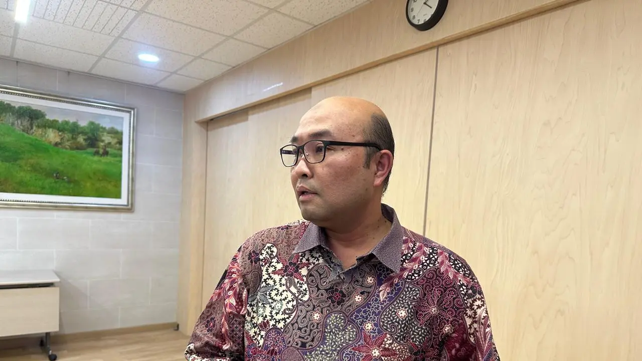 Koordinator Fungsi Protokol dan Konsuler Kedutaan Besar Republik Indonesia (KBRI) Seoul, Teuku Zulkaryadi saat ditemui sejumlah media, Senin (19/5/2025). (Liputan6.com/Benedikta Miranti)