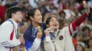 Pebulu tangkis tunggal putri Indonesia, Gregoria Mariska Tunjung sukses menyumbang medali pertama bagi kontingen Indonesia di Olimpiade Paris 2024. Medali perunggu yang didapatnya tanpa harus bertanding menghadapi Carolina Marin yang mundur akibat cedera di semifinal, dirayakan Jorji di atas podium juara dengan berswafoto dengan peraih medali emas, An Se-young dan peraih medali perak, He Bing Jiao saat upacara penyerahan medali di Porte de La Chapelle Arena, Paris, Senin (5/8/2024). (AP Photo/Kin Cheung)