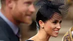 Duchess of Sussex, Meghan Markle tersenyum saat tiba menghadiri kebaktian di Westminster Abbey, London, (10/7). Kebaktian ini digelar untuk memperingati 100 tahun Angkatan Udara Kerajaan Inggris. (Simon Dawson/ Pool Photo via AP)