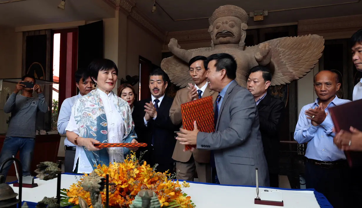 Kolektor Jepang Fumiko Takakuwa (kiri) menyerahkan sejumlah artefak di Museum Nasional, Phnom Penh, Kamboja, Jumat (5/7/2019). Sebelumnya, Fumiko Takakuwa telah memajang sejumlah artefak asal Kamboja selama dua dekade di rumhanya. (AP Photo/Heng Sinith)