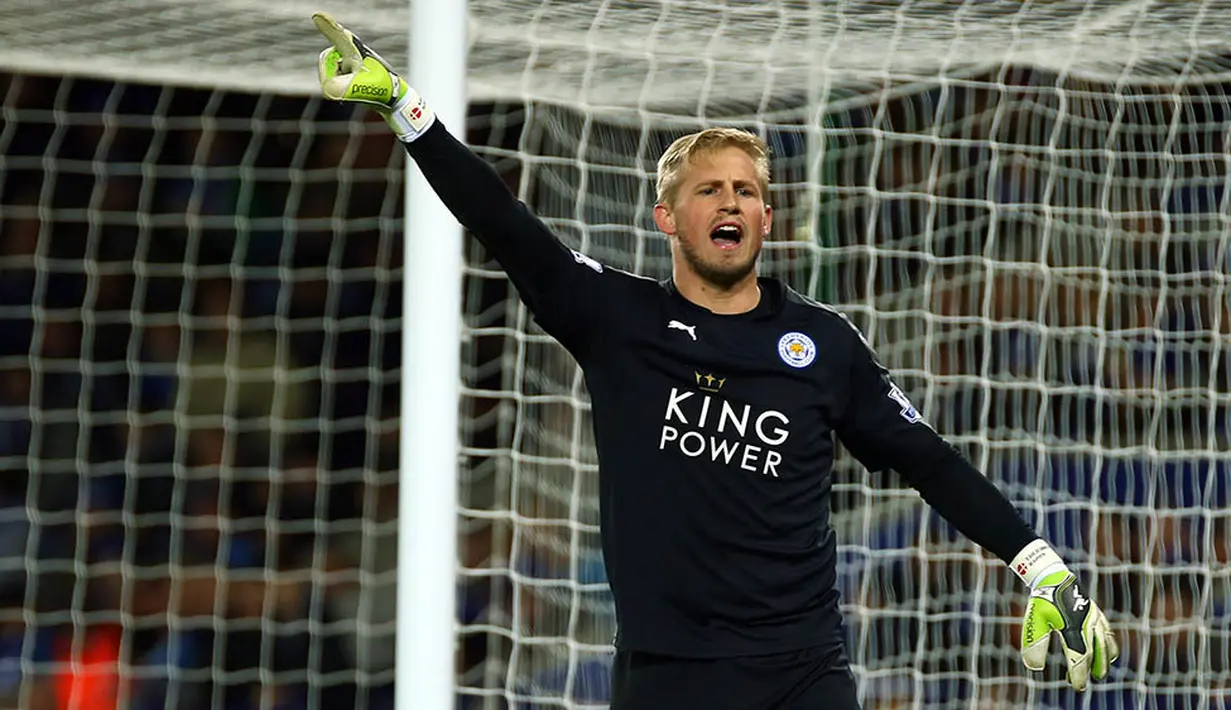 7. Kesper Schmeichel - Bersama Leicester,  kiper 29 tahun ini membuat kejutan dengan berada di peringkat kedua Liga Inggris. Penjaga gawang Denmark itu berhasil melakukan penyelamatan sebanyak 68 persen dan delapan kali clean sheet. (EPA/Tim Keeton)