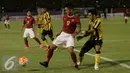 Irfan Bachdim mencoba menguasai bola saat laga uji coba Indonesia vs Malaysia di Stadion Manahan Solo, Selasa (6/9). Bachdim ikut menyumbang satu gol saat Indonesia menaklukan Malaysia dengan skor akhir 3-0. (Liputan6.com/ Boy Harjanto)