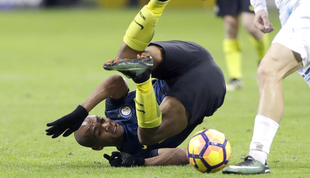 Pemain Inter Milan, Joao Mario terjatuh saat berduel dengan pemain Chievo pada lanjutan Serie A di San Siro stadium, Milan, (14/1/2017). Inter menang 3-1. (AP/Luca Bruno)