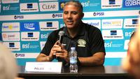 Pelatih Palestina, Makram Daboub pada sesi konferensi pers jelang pertandingan melawan Timnas Indonesia di FIFA Matchday. (Aditya Wani/Bola.com)