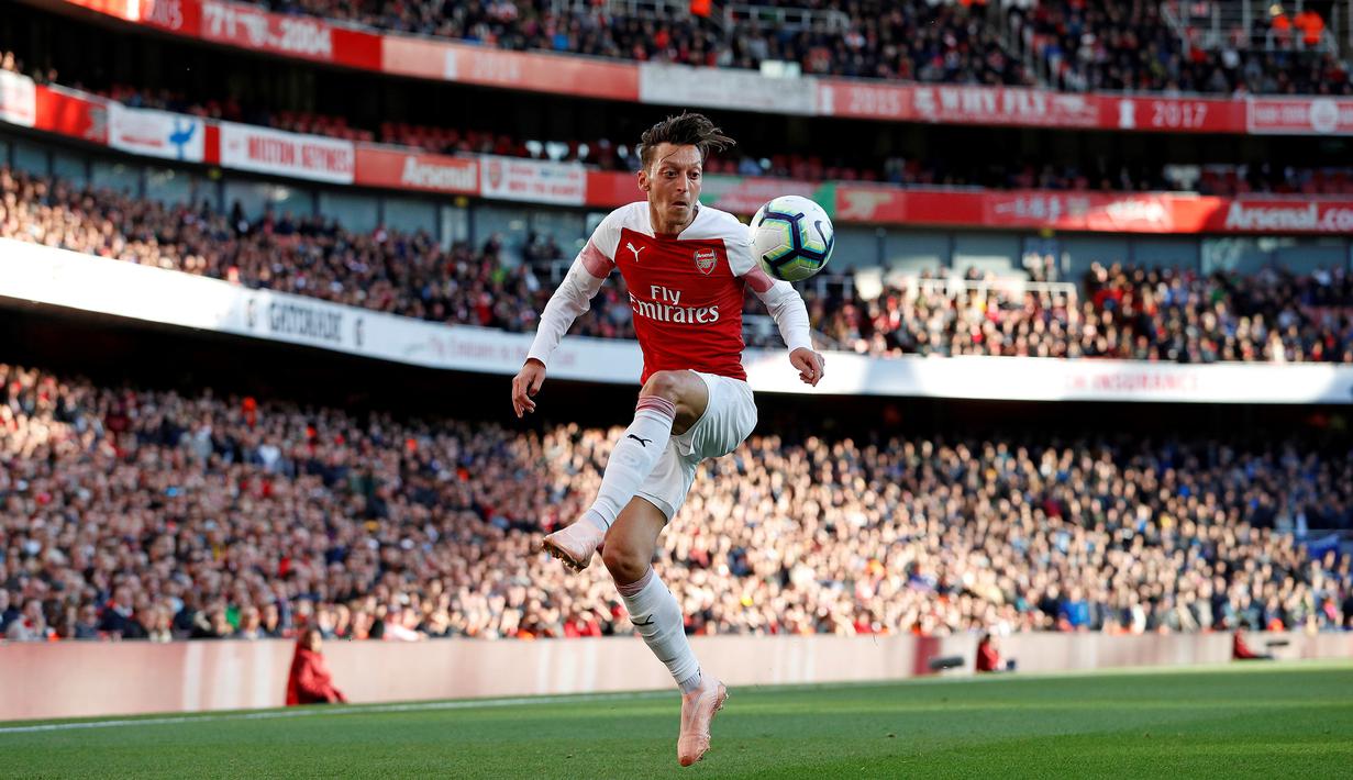 6. Mesut Ozil (Arsenal) - Ozil resmi menggunakan nomor punggung 10 Arsenal pada musim 2018-2019. Gelandang serang asal Jerman ini menjadi andalan The Gunners. (AFP/ Adrian Dennis)