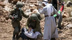 Tentara Israel membekuk pengunjuk rasa Palestina di dekat Desa Shoufah, wilayah Tepi Barat yang diduduki Israel (20/8/2020). Tentara Israel menangkap pengunjuk rasa yang kembali beraksi menentang pembukaan lahan sebagai bagian dari proyek permukiman Israel di wilayahnya. (AFP/JAAFAR ASHTIYEH)