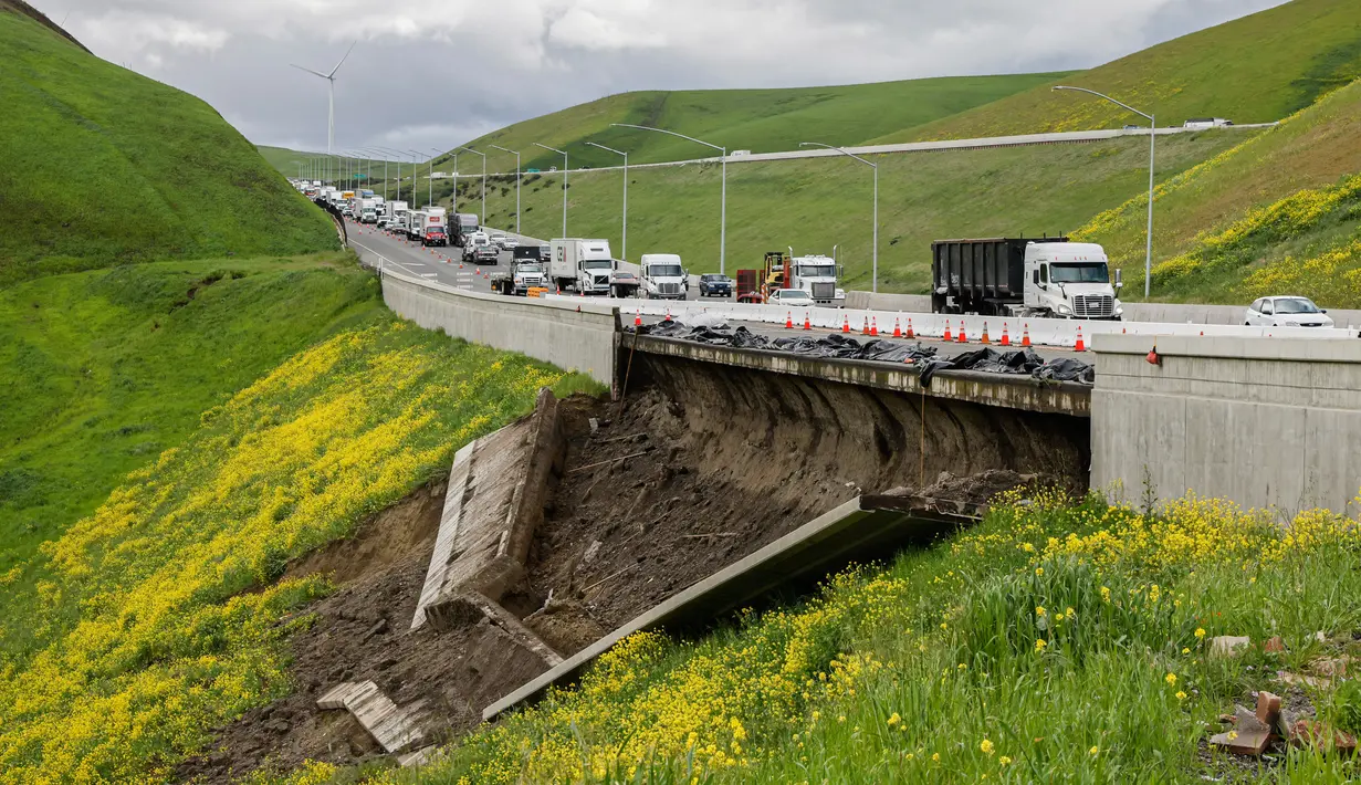 Badai salju berkecepatan 80 mil/jam melanda wilayah tengah dan selatan California. (Santiago Mejia/San Francisco Chronicle via AP)