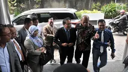 Mantan Menko Bidang Kemaritiman, Rizal Ramli tiba di Bareskrim Polri, Jakarta Pusat,  Selasa (16/10). Ditemani 60 pengacara, Rizal Ramli melaporkan Ketua Umum Partai NasDem Surya Paloh terkait dugaan pencemaran nama baik. (Merdeka.com/Iqbal S. Nugroho)