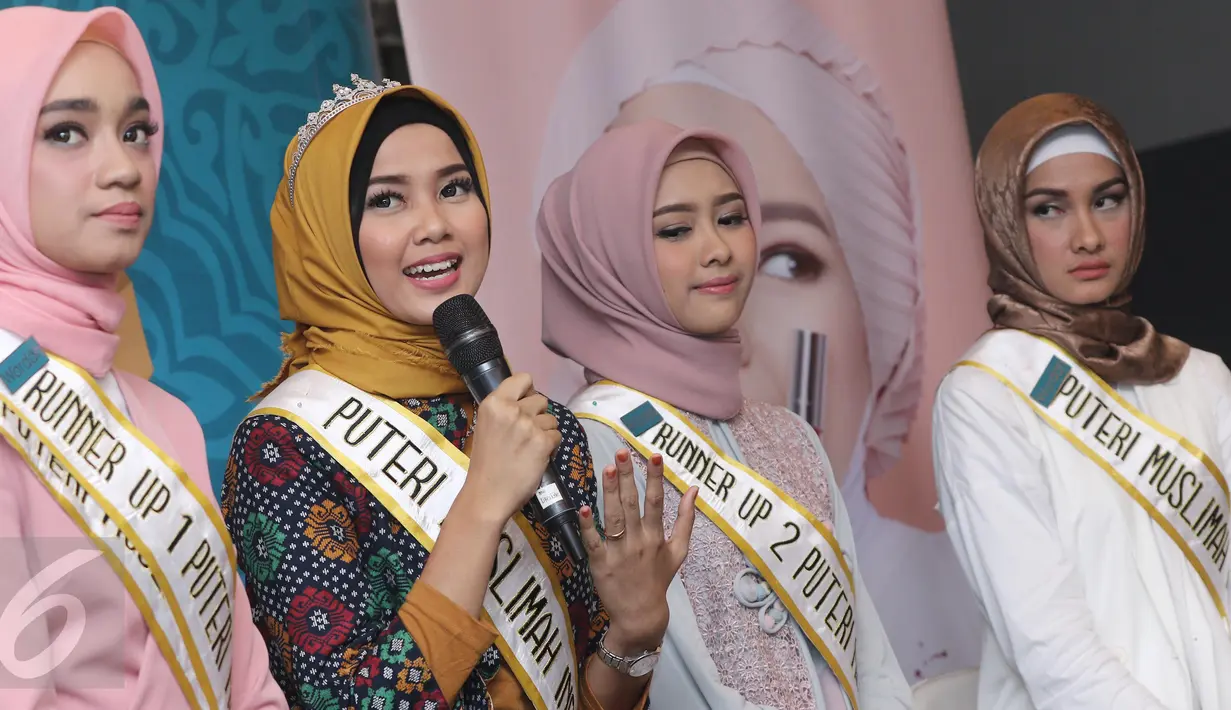 Syifa (kedua kanan) kerap mengikuti berbagai kontes kecantikan. Diantaranya ia berhasil menjadi Duta Wisata Jepara 2015 dan melaju menjadi runner up Duta Wisata Jawa Tengah 2015. (Liputan6.com/Herman Zakharia)