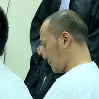 Saat digelar sidang Perdana kemarin, terlihat keluarga dan istri yang terus mendampingi dan memberi dukungan untuk Iwa K.