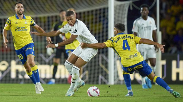 Foto: Gol Penalti Vinicius Junior Selamatkan Real Madrid dari Kekalahan, Kylian Mbappe Kecewa Berat