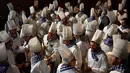 Sejumlah pria mengenakan kostum juru masak sambil memukul drum saat mengikuti perayaan La Tamborrada di kota Basque San Sebastian, Spanyol (20/1). Dalam acara ini mereka diperbolehkan menabuh alat musik pukul selama 24. (AP Photo / Alvaro Barrientos)