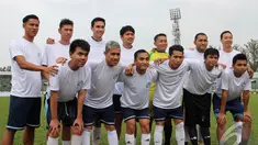  Tim artis yang dibentuk oleh Head & Shoulder. Ada Darius S., Said bajuri, Rico Ceper, Richard Sam Bera, hingga Legenda Persib, Robbie Darwis berfoto bersama sebelum pertandingan persahabatan melawan Persib U-21. (Liputan6.com/GilarDhani)