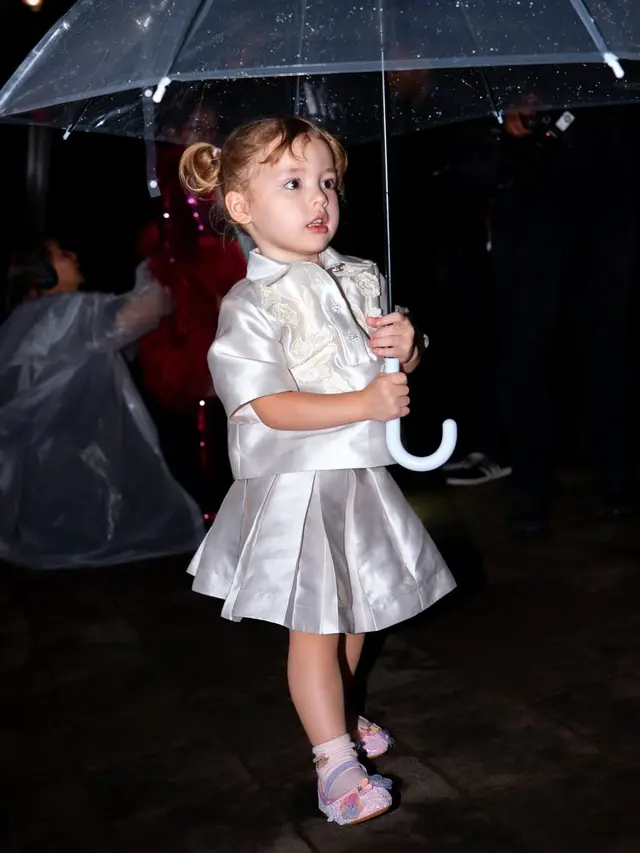 Jennifer Coppen Taklukan Candi Borobudur dengan Busana Serba Putih Satin, Tampilannya Diduplikasi Kamari