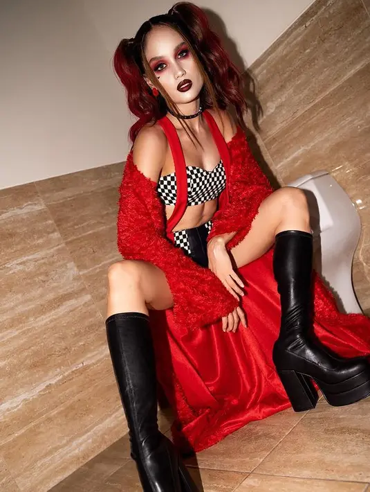 Rambut Cinta Laura pun berubah menjadi merah. Ditata dengan gaya double ponytail khas Harley Quinn. [instagram/claurakiehl]