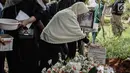 Keluarga berdoa di samping makam almarhum Amoroso Katamsi di (TPU) Tanah Wakaf Pondok Labu, Jakarta, Selasa (17/4). Amoroso meninggal pada Selasa 17 April 2018 pukul 01.40 dini hari pada usia 79 tahun. (Liputan6.com/Faizal Fanani)