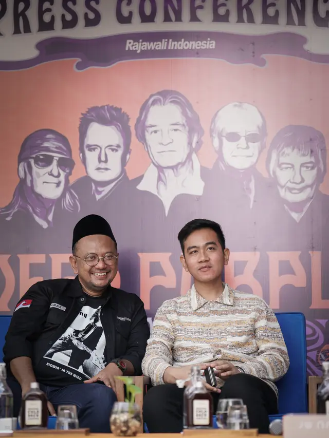 Founder Rajawali Indonesia, Anas Syahrul Alimi bersama Walikota Solo, Gibran Rakabuming Raka saat jumpa pers konser Deep Purple.