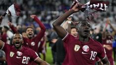 Pemain Qatar, Almoez Ali dan rekan-rekannya merayakan kemenangan atas Iran pada laga semifinal Piala Asia 2023 di Al Thumama Stadium, Doha, Qatar, Rabu (07/02/2024). (AP Photo/Thanassis Stavrakis)