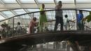 Pengunjung berjalan dalam 'The Glass House' di Quranic Park, Dubai,Uni Emirat Arab, 6 April 2019. Pengunjung tidak dipungut biaya untuk memasuki Quranic Park. (REUTERS/Satish Kumar)