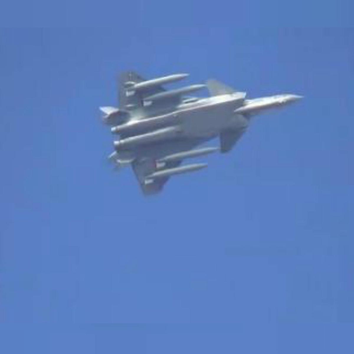 Jet Siluman J-20 China Gendong 4 Tanki Bahan Bakar, Siap Perang?