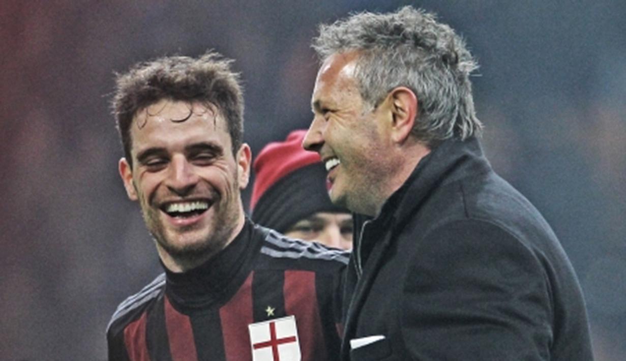 Pelatih AC Milan, Sinisa Mihajlovic tertawa bersama pemain AC Milan, Giacomo Bonaventura usai mengalahkan Crotone pada laga Piala Italia di Stadion San Siro, Rabu (2/12/2015) dini hari WIB. AC Milan menang 3-1. (Photo/Acmilan.com)