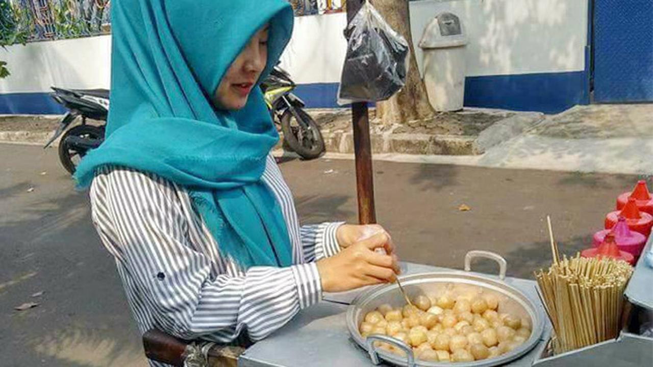 Berparas Cantik, Penjual Cilok Tebet Bikin Warganet Kepincut