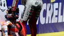 Pembalap Repsol Honda, Dani Pedrosa duduk di pinggir lintasan setelah mengalami tabrakan beruntun pada MotoGP Spanyol 2018 di Sirkuit Jerez, Minggu (6/5). Akibat tabrakan tersebut, Dani Pedrosa tak bisa melanjutkan balapan. (AFP/JAVIER SORIANO)
