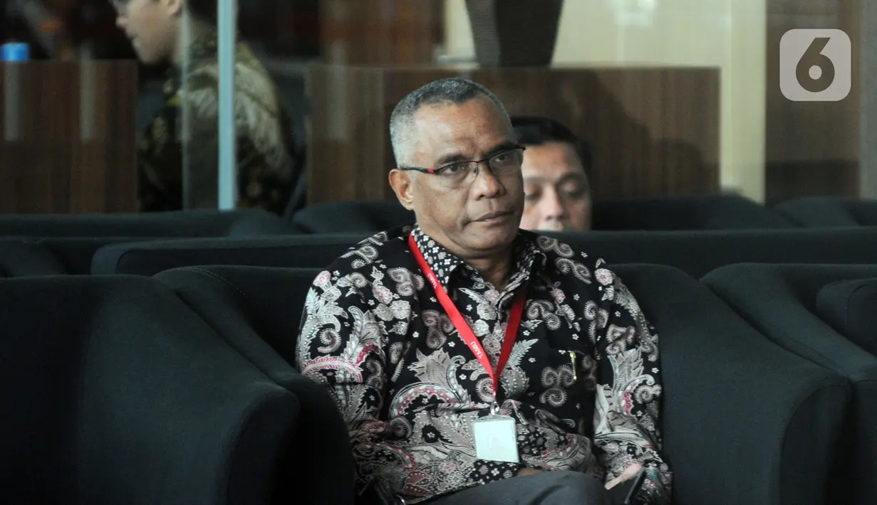 Rektor IAIN Ambon, Hasbullah Toisuta bersiap untuk menjalani pemeriksaan di Gedung KPK, Jakarta, Jumat (15/11/2019). Hasbollah Toisuta diperiksa dalam penyidikan kasus sengketa lahan pembangunan Kampus. (merdeka.com/Dwi Narwoko)