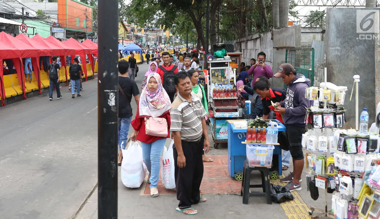 Pedagang minuman dan jajanan berjualan diatas trotoar di Jalan Kebon Jati, Tanah abang, Sabtu (23/12). Banyaknya PKL yang berjualan di trotoar membuat sulit para pejalan kaki yang melintas. (Liputan6.com/Angga Yuniar)