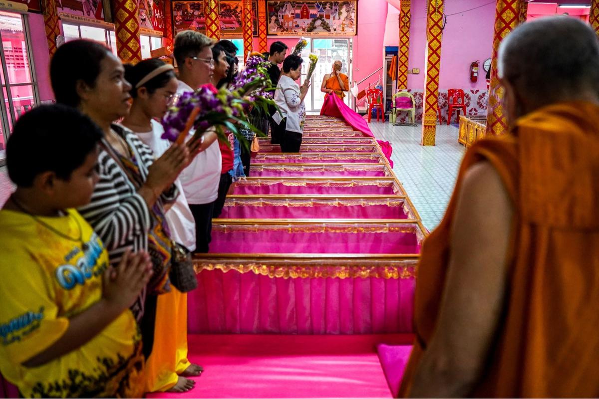 Ritual unik warga Thailand berdoa dalam peti mati sambut Tahun Baru