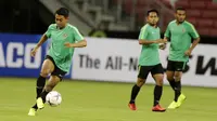 Pemain Timnas Indonesia, Febri Hariyadi, mengontrol bola saat latihan jelang laga Piala AFF 2018 di Stadion Nasional, Singapura, Kamis (8/11). Singapura akan melawan Timnas Indonesia. (Bola.com/M. Iqbal Ichsan)