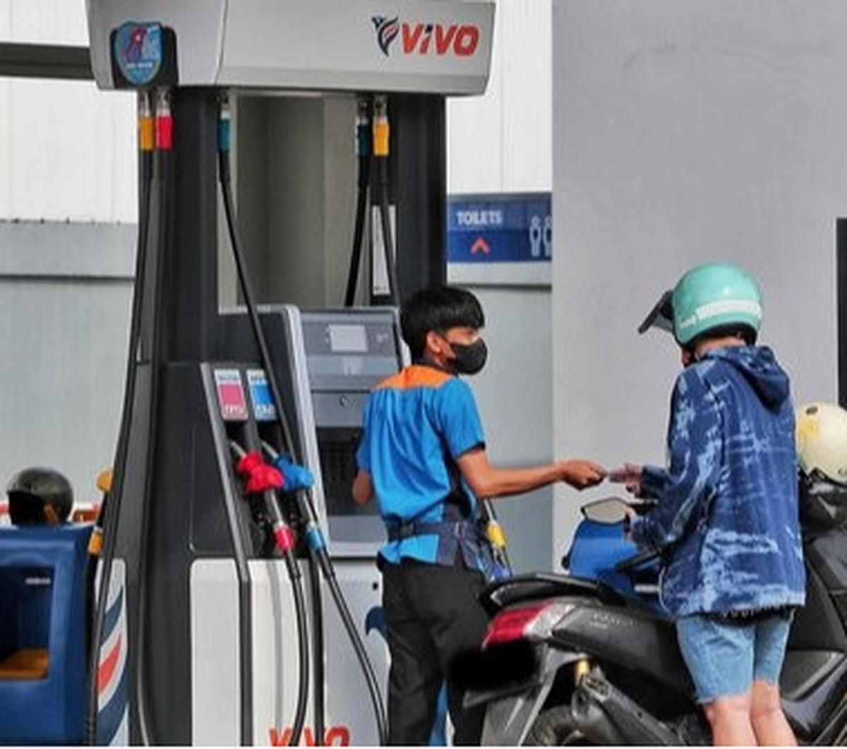 Untuk harga Revvo 90 atau setara Pertalite sebelumnya dibanderol Rp12.200 per liter kini turun Rp11.900 per liter atau turun Rp300 per liter.