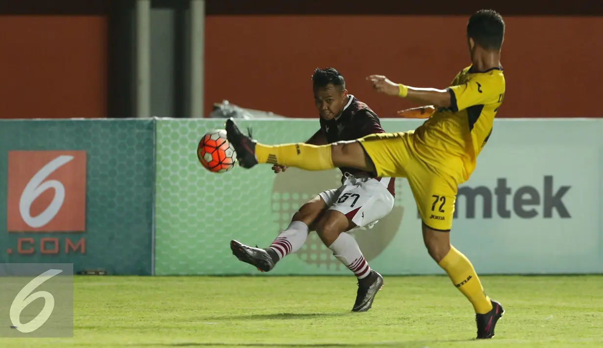 Gelandang Persegres GU, I Gusti Rustiawan menendang bola melewati Zikri Akbar (Mitra Kukar) saat turnamen Piala Presiden 2017 di Stadion Maguwoharjo, Sleman, Sabtu (4/2). Laga ini dimenangkan Mitra Kukar dengan skor 1-0. (Liputan6.com/Helmi Fithriansyah)
