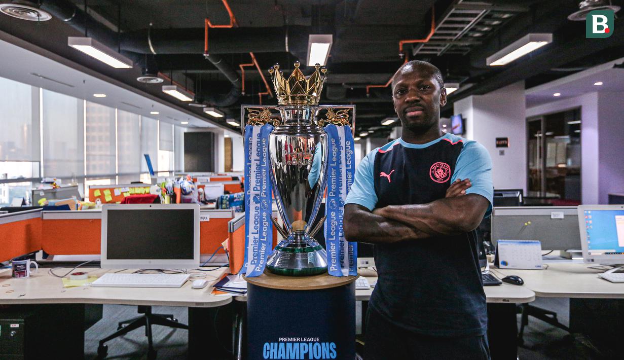 <p>Legenda Manchester City, Shaun Wright-Phillips berpose bersama trofi Liga Inggris saat mengunjungi SCTV Tower di Senayan, Jakarta, Kamis (28/09/2023). (Bola.com/Bagaskara Lazuardi)</p>