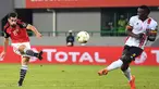 Pemain Mesir, Abdallah Kata (kiri) menendang bola melewati pemain tengah Uganda Khalid Aucho saat Piala Afrika 2017 di Port-Gentil pada 21 Januari 2017. (AFP PHOTO / Justin Tallis)