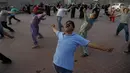 Warga mengikuti sesi yoga di luar Taman Shalimar yang bersejarah, Lahore, Pakistan, Minggu (20/6/2021). Hari Yoga Internasional diperingati setiap tanggal 21 Juni. (AP Photo/K.M. Chaudary)