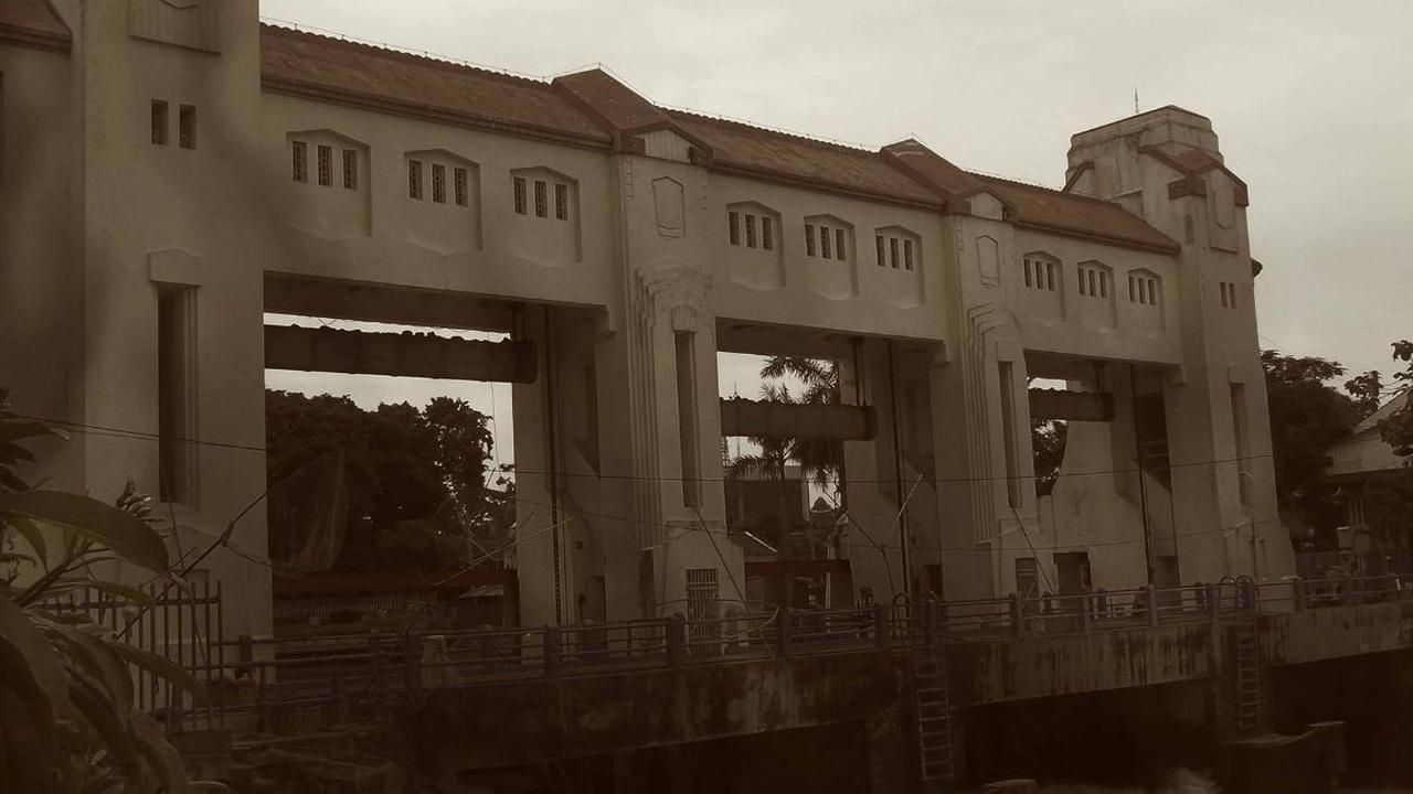 Bentuknya ikonik, mirip gerbang raksasa yang memiliki atap dan jendela berkolom besar. Bahan bangunannya dari beton dan baja kokoh, dengan arsitektur khas Eropa abad pertengahan.