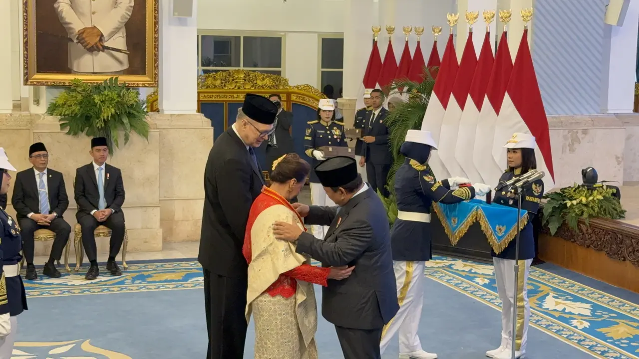 Presiden Prabowo Subianto memberikan tanda kehormatan terhadap sejumlah pelaku seni Indonesia.