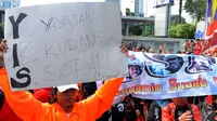 Ratusan massa fans Benyamin Sueb membawa berbagai macam spanduk yang berisi kecaman kepada acara YKS, Jakarta, Selasa (24/06/2014) (Liputan6.com/Faisal R Syam)