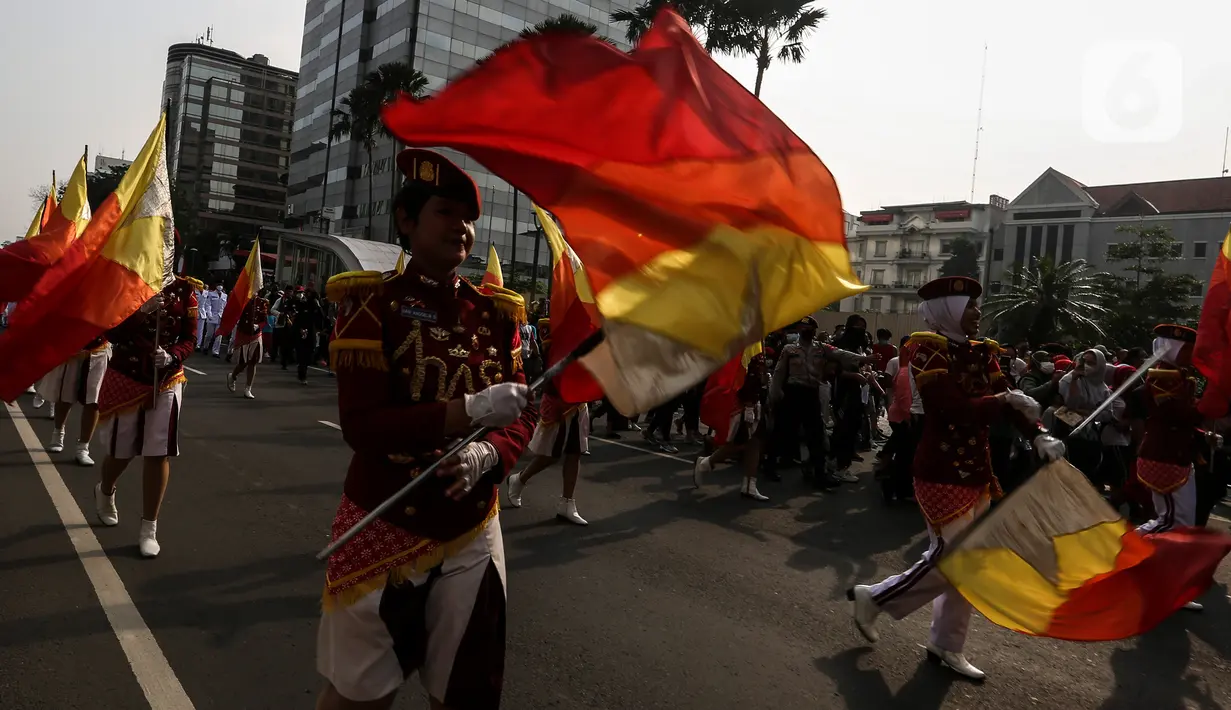 Iring-iringan marching band memeriahkan Kirab Merah Putih di Jakarta, Minggu (28/8/2022). Sebanyak 50.000 orang membentangkan bendera merah putih sepanjang 1.700 meter dari kawasan Monas hingga Bundaran Hotel Indonesia dalam rangka memperingati HUT ke-77 Kemerdekaan Republik Indonesia bertemakan 'Pulih Lebih Cepat, Bangkit Lebih Kuat. (Liputan6.com/Johan Tallo)