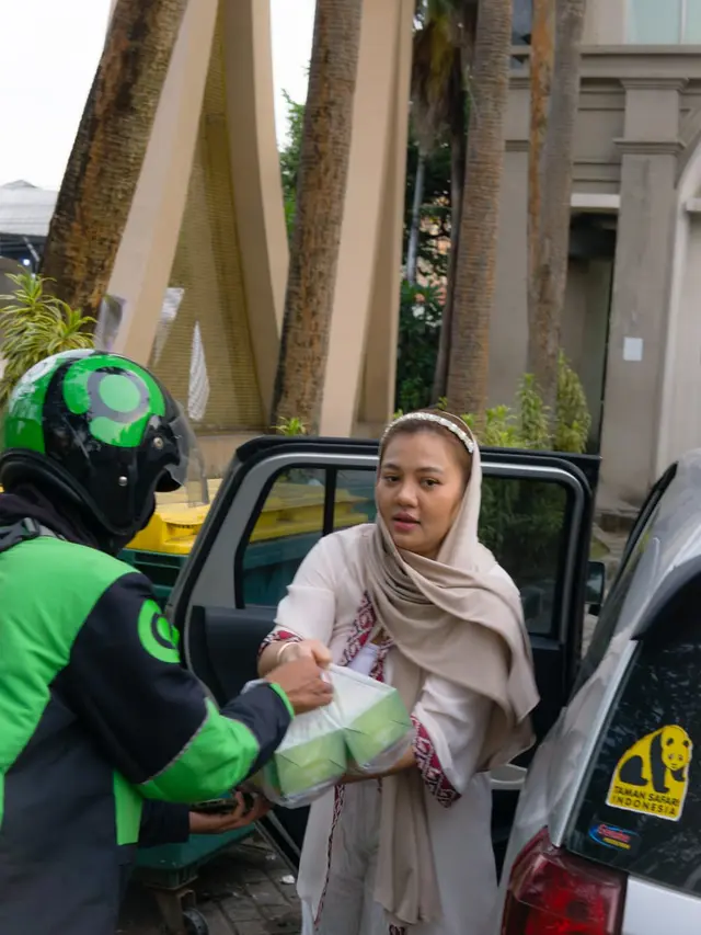 Mawar Butterfly berbagi kepada ojol (Istimewa)