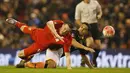  Pemain Liverpool, Brad Smith berebut bola dengan pemain Exeter City, Troy Brown (kanan) pada laga piala FA putaran ketiga di Stadion, Anfield, Liverpool, Kamis (21/01/20160 dini hari WIB. (Reuters/Phil Noble)