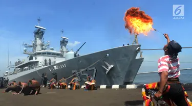 Kapal perang KRI Bung Tomo 357 bersandar di Dermaga Sunda Pondok Dayung, Jakarta, Jumat (13/4). TNI AL Komando Armada Barat (Koarmabar) menerima alutsista dua kapal perang dari Koarmatim. (Merdeka.com/Imam Buhori)