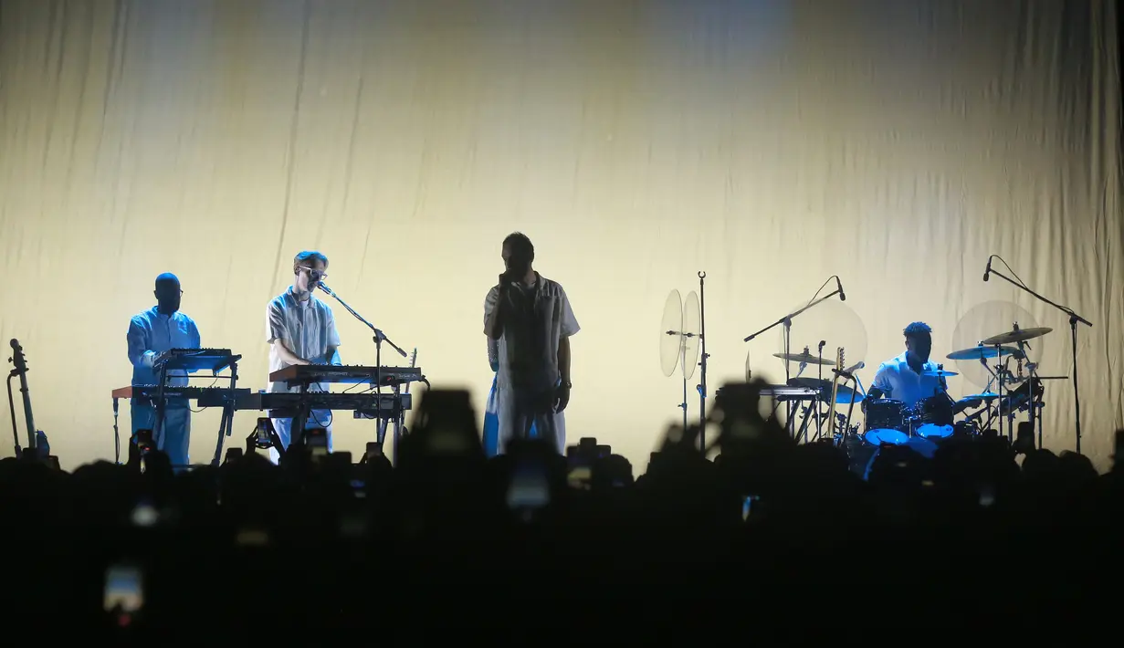 Sukses hibur fans di Jakarta, HONNE juga gelar konser di Surabaya dan Bandung. [Adrian Putra/Fimela.com]