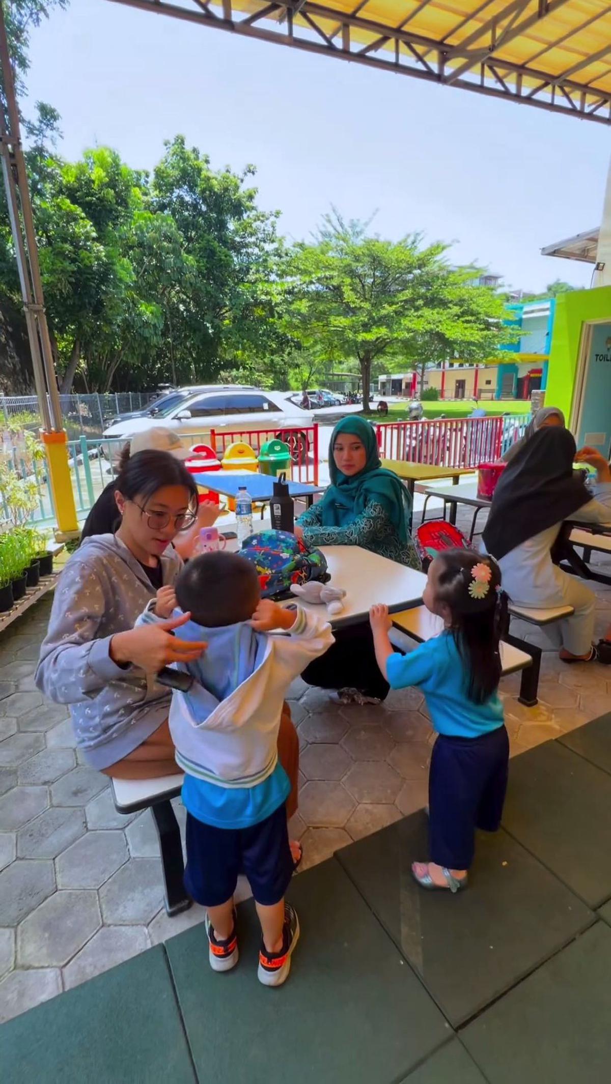 Pada pukul 13.00, Chacha Frederica dan putrinya kembali pulang ke Kendal