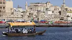 Orang-orang naik perahu di suaka margasatwa Ras Al-Khor dekat kawasan tua kota Teluk Dubai (6/1/2021). Suaka margasatwa Ras Al-Khor  merupakan sebuah cagar basah yang dikenal untuk menarik burung bermigrasi dalam jumlah besar. (AFP/Karim Sahib)