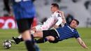 Pemain Real Madrid, Lucas Vazquez, berebut bola dengan pemain Atalanta, Robin Gosens, pada laga Liga Champions di Stadion Alfredo di Stefano, Rabu (17/3/2021). Real Madrid menang dengan skor 3-1. (AP/Bernat Armangue)