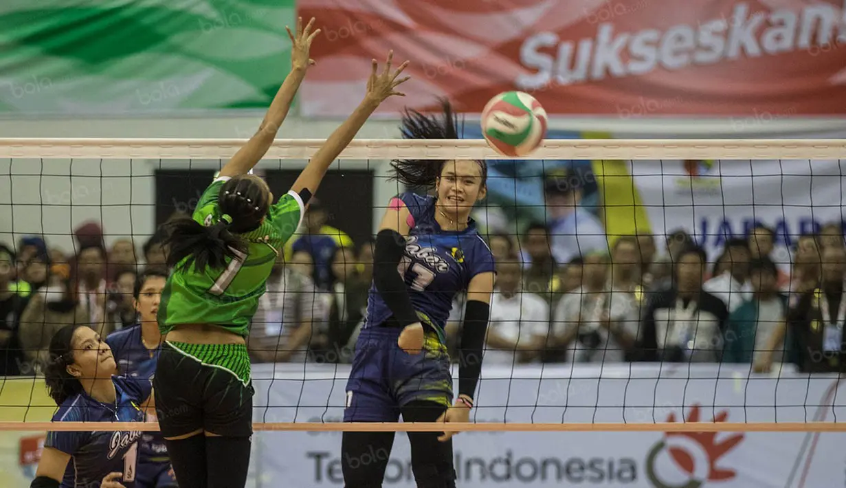 Pevoli Jawa Barat, Wilda Sri Nurfadilah, melakukan smash ke arah pertahanan Jawa Timur. Set kedua Jabar kembali unggul dengan angka 25-17 atas Jatim. (Bola.com/Vitalis Yogi Trisna)